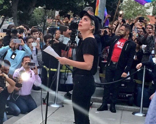 Lady Gaga 1 Lady Gaga si commuove alla veglia per le vittime di Orlando