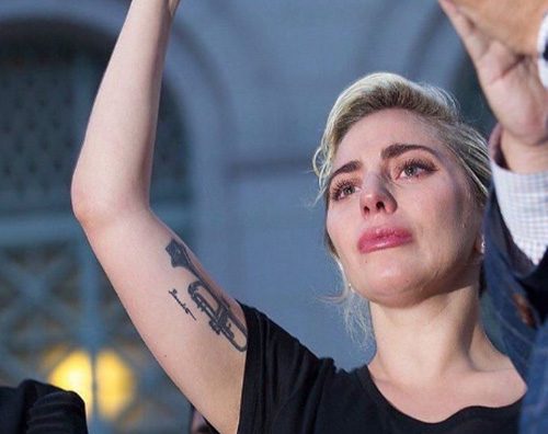 Lady Gaga 2 Lady Gaga si commuove alla veglia per le vittime di Orlando
