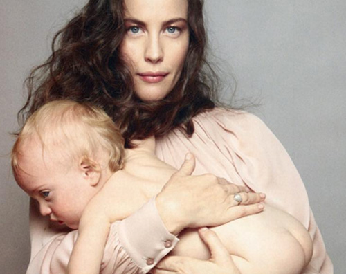 Liv Tyler Live Tyler mostra il pancione su Vogue Italia