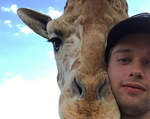 Patrick Schwarzenegger Patrick Schwarzenegger selfie con la giraffa