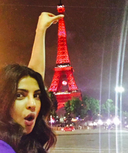 Pryanka Priyanka Chopra foto con la Tour Eiffell