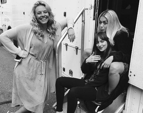 Rita ora dakora johnson Rita Ora e Dakota Johnes sul set di 50 Sfumature di Nero