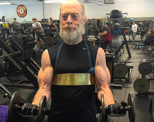 jk simmons J.K. Simmons fa impazzire il web con i suoi muscoli