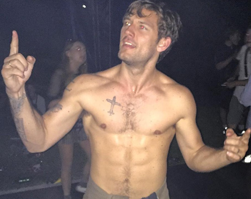 Alex Pettyfer Alex Pettyfer mosta i muscoli su Instagram