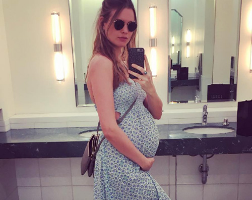 Behati Prinsloo Selfie col pancione per Behati Prinsloo