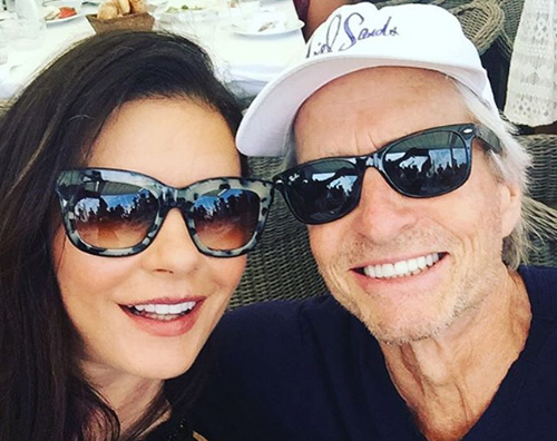 Catherine Zeta jones michael douglas Michael Douglas e Catherine Zeta Jones, selfie a Saint Tropez