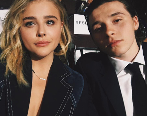 Chloe Moretz Brooklyn Beckham 1 Chloe Moretz e Brooklyn Beckham, il bacio è social