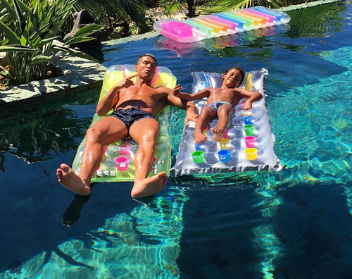 Cristiano Ronaldo 2 1 Relax in piscina per Cristiano Ronaldo e Cristiano Jr