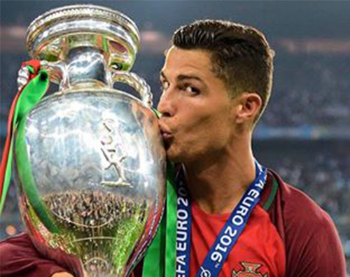 Cristiano Ronaldo Cristiano Ronaldo festeggia la vittoria agli Europei 2016