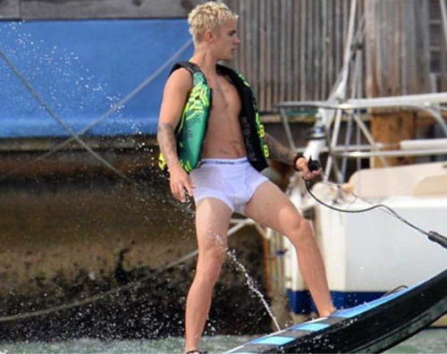 Justin Bieber Justin Bieber, al mare con i boxer