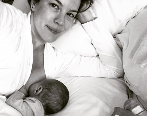 Liv Tyler Liv Tyler allatta la sua piccola su Instagram