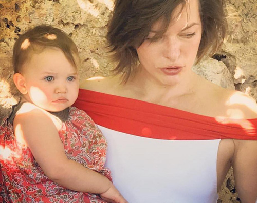 Milla Jovovich 2 Milla Jovovich in nero per il Vogue Foundation Gala 2016