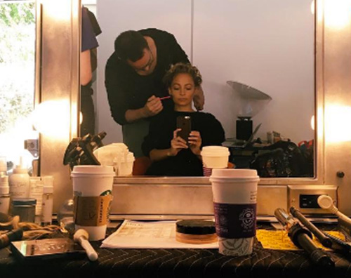 Nicole Richie, selfie durante il makeup
