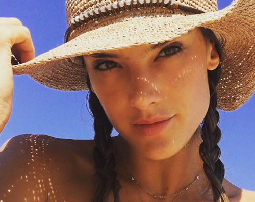 Alessandra Ambrosio Alessandra Ambrosio, selfie sulla spiaggia di Rio