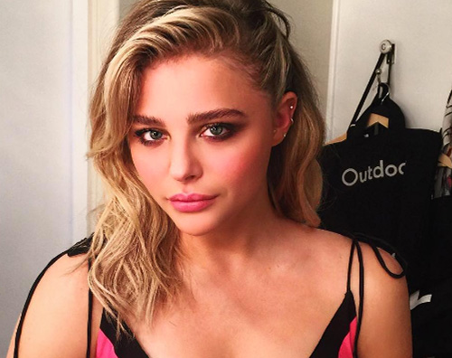 Chloe Moretz Brooklyn Beckham sostiene Chloe Moretz ai Teen Choice Awards