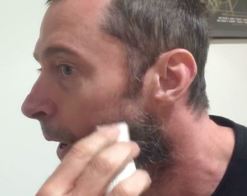 Hugh Jackaman video Hugh Jackman, si rade la barba da Wolverine