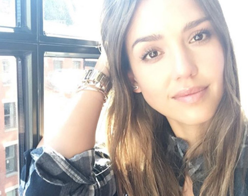 Jessica Alba 1 Jessica Alba allatta il suo bimbo su Instagram