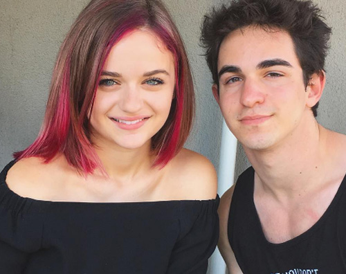 Joey King Joey King, capelli rosa per i suoi 17 anni