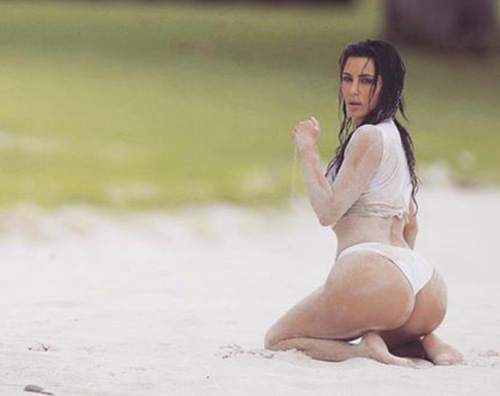 Kim Kardashian 1 Kim Kardashian mostra il lato B in Messico