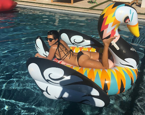 Kourtney Kardashian 2 Kourtney Kardashian mostra il lato B su Instagram