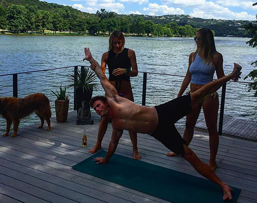 Scott Eastwood Scott Eastwood fa yoga sul lago