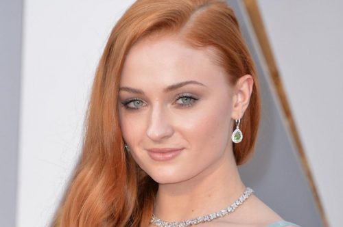 Sophie Turner teases photo from X Men Apocalypse sparks Taylor Swift casting buzz 500x332 Sophie Turner cambia look e si fa bionda