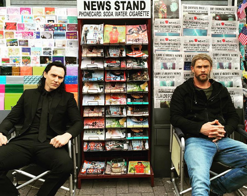 Thor Ragnarok Chris Hemsworth e Tom Hiddleston sono due edicolanti sul set di Thor