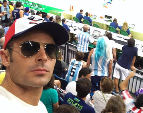 Zac Efron Zac Efron si gode le Olimpiadi a Rio