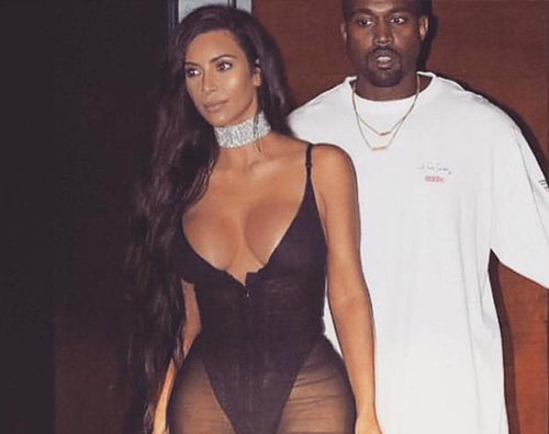 Kim e Kanye cover Kim Kardashian continua a scegliere abiti trasparenti