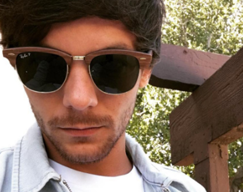 Louis Tomlinson, un seflie per salutare i fan