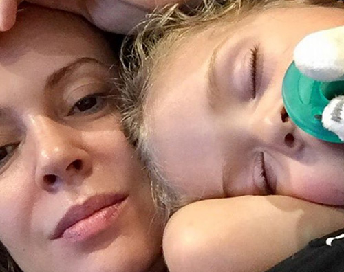 Alyssa Milano Alyssa Milano coccola sua figlia su Instagram