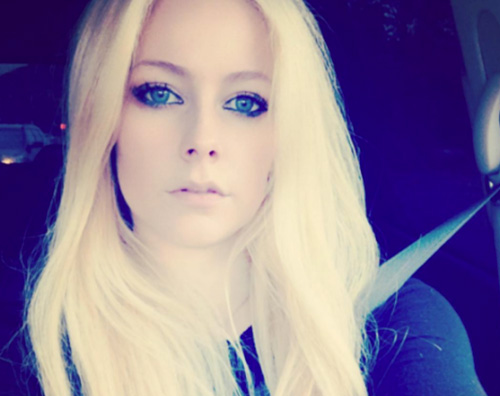 Avri Lavigne Avril Lavigne, car selfie dopo il parrucchiere