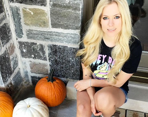 Avril Lavingne Avril Lavigne festeggia il Ringraziamento canadese