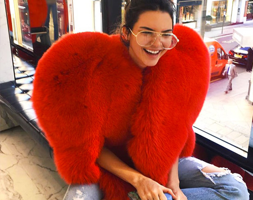 Kendall Jenner 1 Kendall Jenner in rosso su Instagram