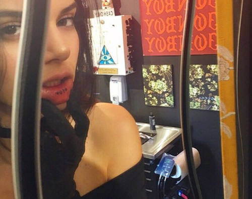 Kendall Jenner Kendall Jenner ha un nuovo tatuaggio sulle labbra
