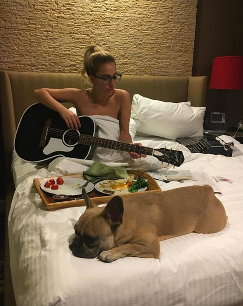 Lady Gaga 1 Lady Gaga suona la chitarra in topless