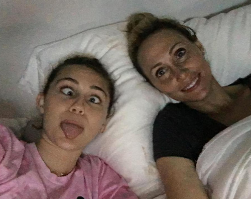 Miley Cyrus  Miley Cyrus, pigiama party con Tish