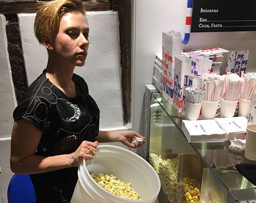 Scarlett Johansson Scarlett Johansson e Romain Dauriac aprono un negozio di pop corn a Parigi.