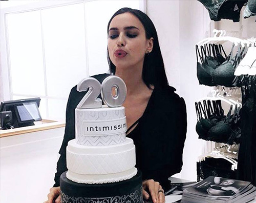 Irina Irina Shayk posa in lingerie per Intimissimi