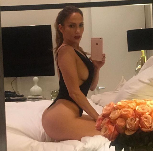 JLo Jennifer Lopez mostra le curve su Instagram