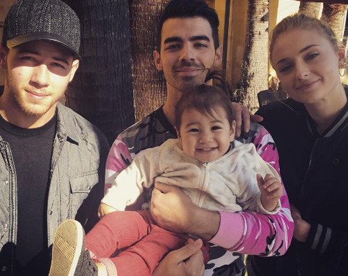 Joe Jonas Sophie Turner Nick e Danielle Jonas felice per il fidanzamento di Joe