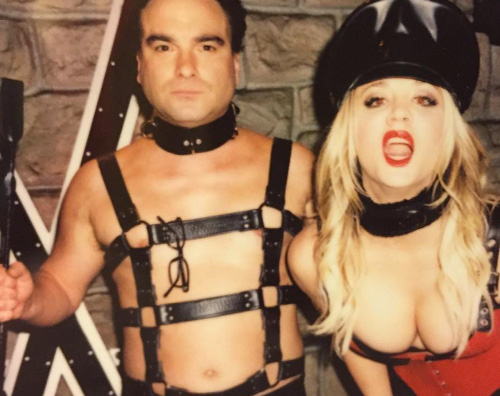 Kaley Cuoco Kaley Cuoco e Johnny Galecki hot sul set di The Big Bang Theory