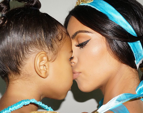 Kim e North Kim Kardashian è Jasmine per Halloween