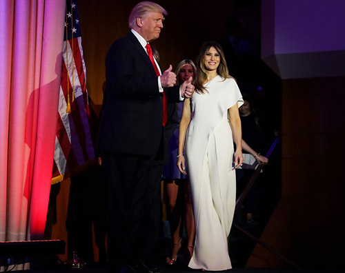 Melania Trump Melania Trump in bianco per la prima apparizione pubblica da First Lady