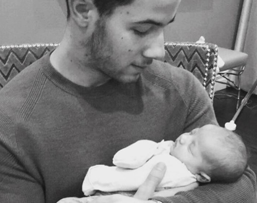 Nick Jonas Nick Jonas mostra i muscoli su Mens Fitness