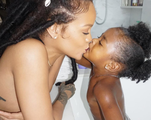 Rihanna coccola sua nipote su Instagram