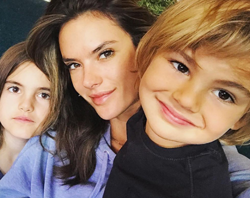 Alessandra Ambrosio Alessandra Ambrosio è tornata dai suoi bambini