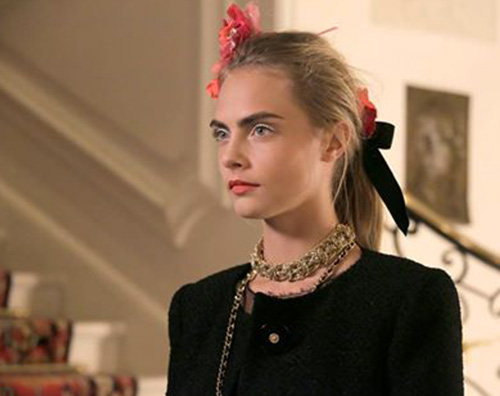 Cara Cara Delevingne e Lily Rose Depp sfilano per Chanel