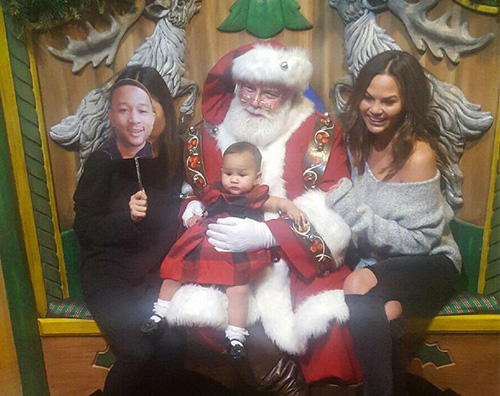 Chrissy Teigen 2 Chrissy Teigen e Luna, foto con Babbo Natale