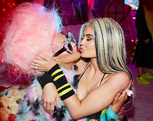 Christina Aguilera Kylie Jenner Christina Aguilera e Kylie Jenner, bacio hot al party di compleanno